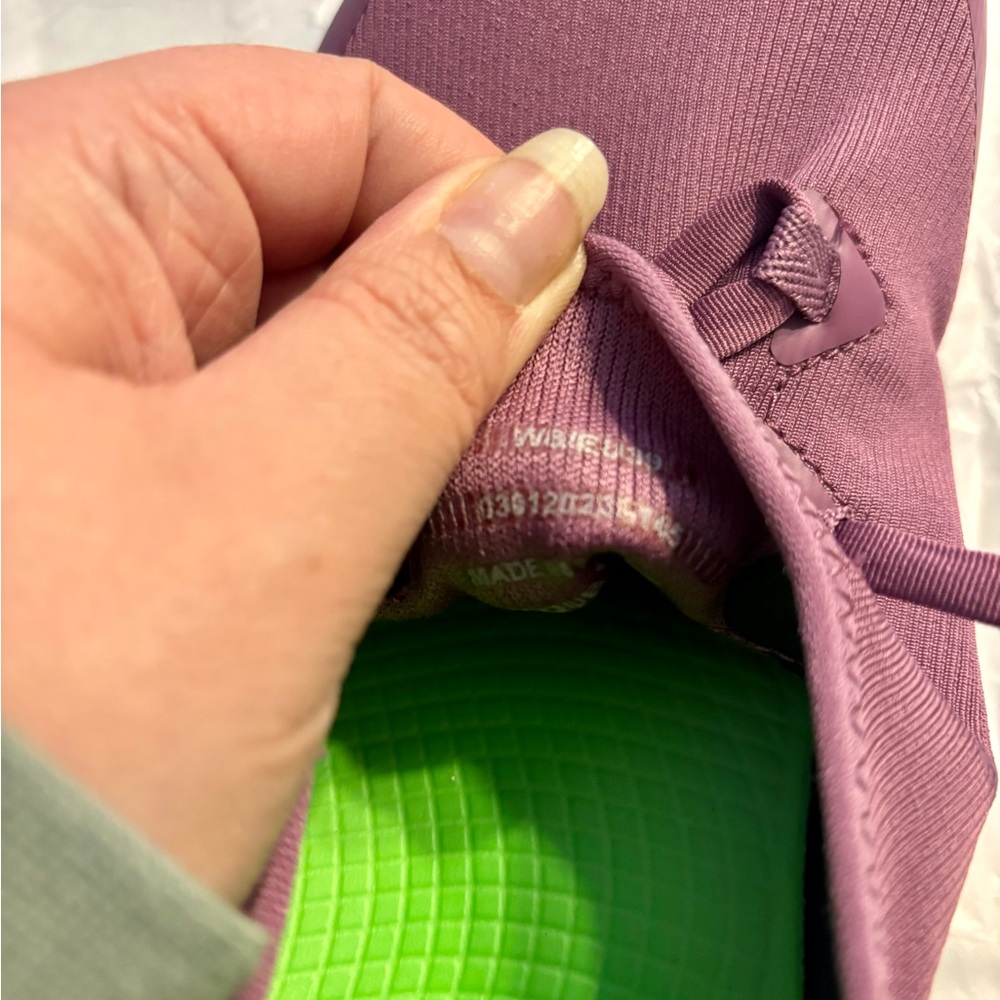 Oofos OOmg Low Recovery Shoe - Plum/Eggplant - EUC - Women's 8 - Picture 2 of 7